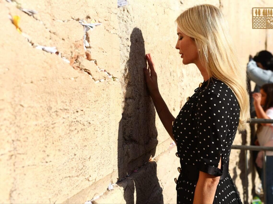 סטיב וויטקוף וג'ארד ואיוונקה קושנר נשאו תפילה בכותל המערבי להצלחת העסקה