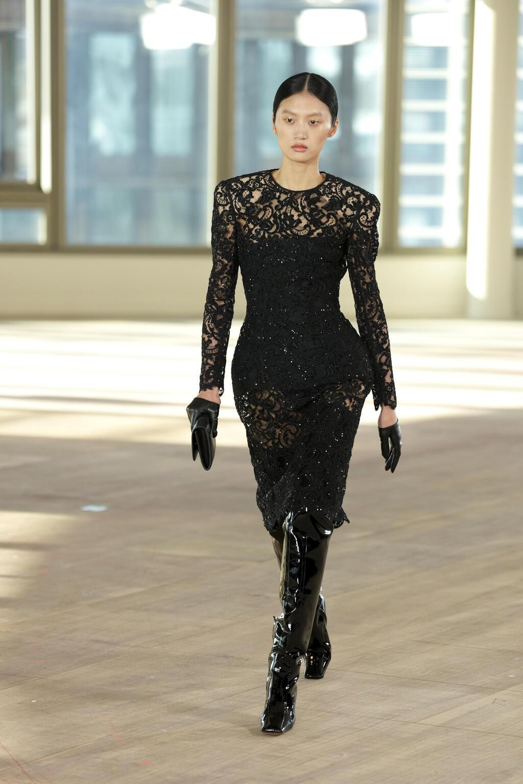 תצוגת סתיו-חורף 2025-26 של סטלה מקרטני