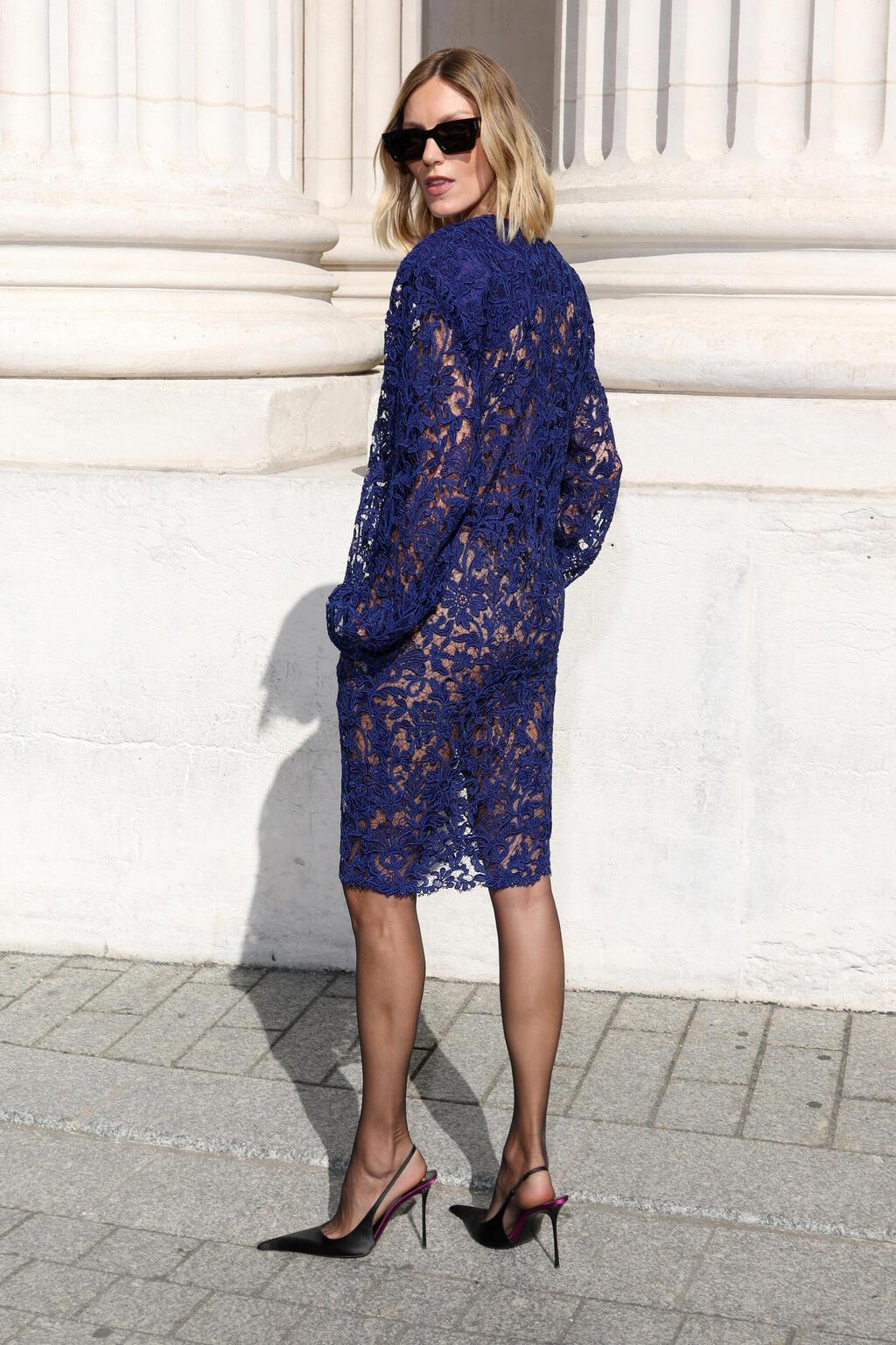 אניה רוביק בתצוגה של סן לורן, 2025