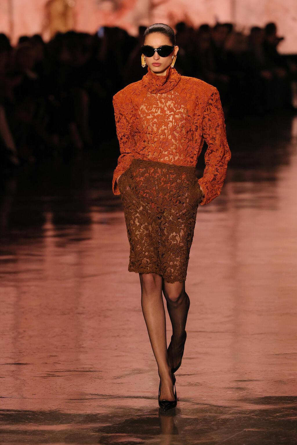 תצוגת סתיו-חורף 2025-26 של סן לורן