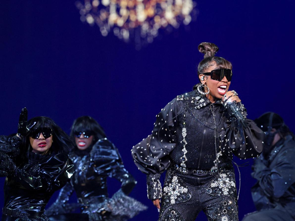 מיסי אליוט בתצוגת האופנה של ויקטוריה'ס סיקרט