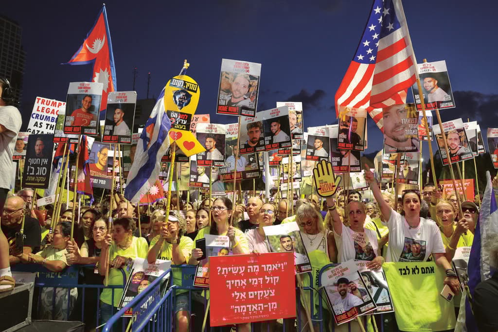 לא משאירים אף אחד מאחור. הפגנה בתל אביב (צילום: דנה קופל) לא משאירים אף אחד מאחור. הפגנה בתל אביב