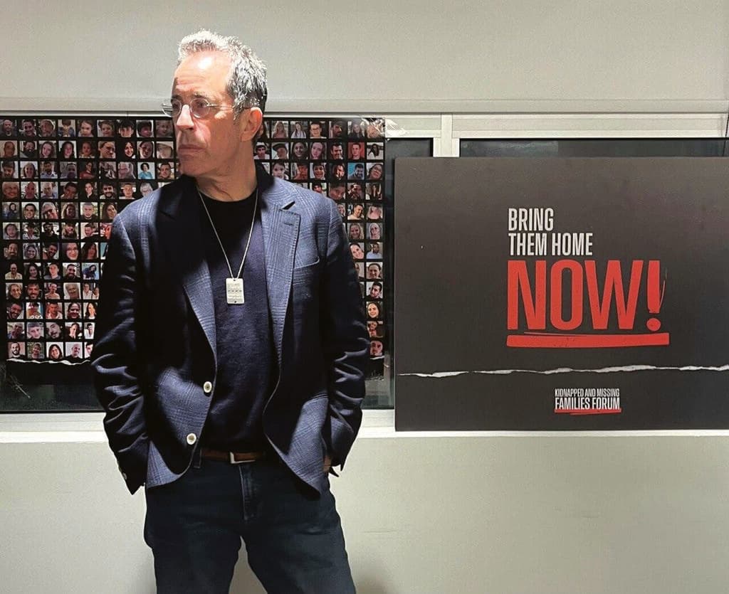 ג'רי סיינפלד בארץ. כשסלבס חששו להשמיע את קולם, הוא בא (צילום: מטה משפחות החטופים) ג'רי סיינפלד בארץ. כשסלבס חששו להשמיע את קולם, הוא בא