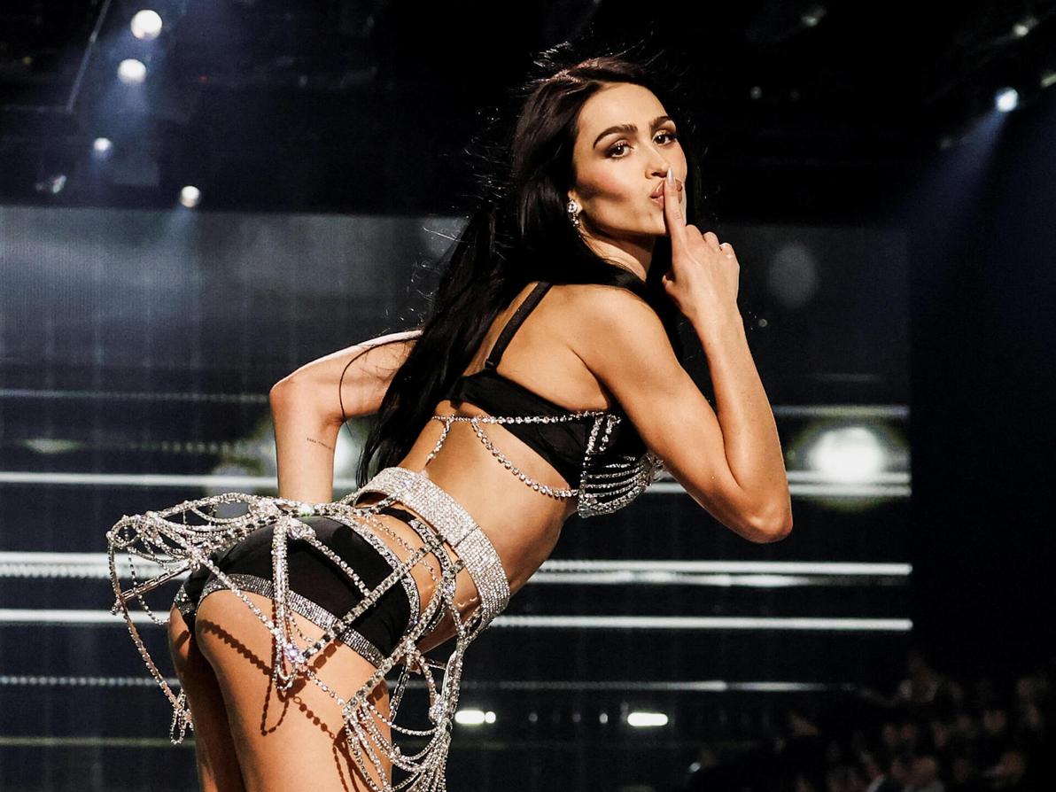 אמיליה גריי בתצוגת האופנה של ויקטוריה'ס סיקרט