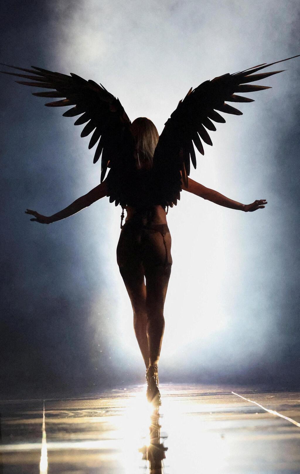 קנדיס סוונפול בתצוגת האופנה של ויקטוריה'ס סיקרט