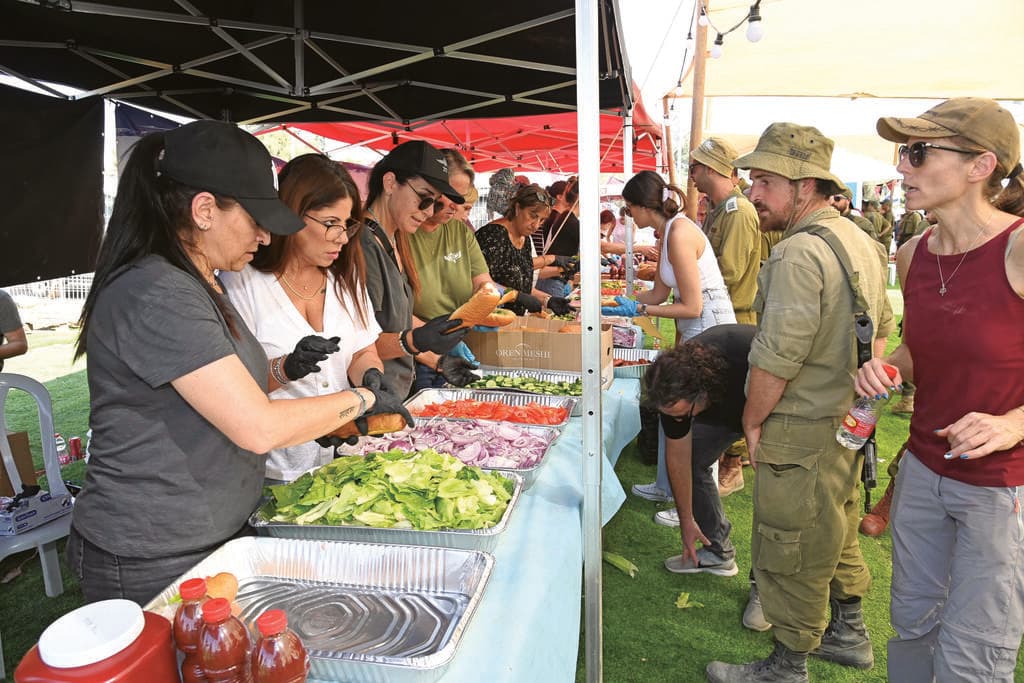 לפנק, לפנק, לפנק. לוחמים בהפסקת אוכל (צילום: הרצל יוסף) לפנק, לפנק, לפנק. לוחמים בהפסקת אוכל