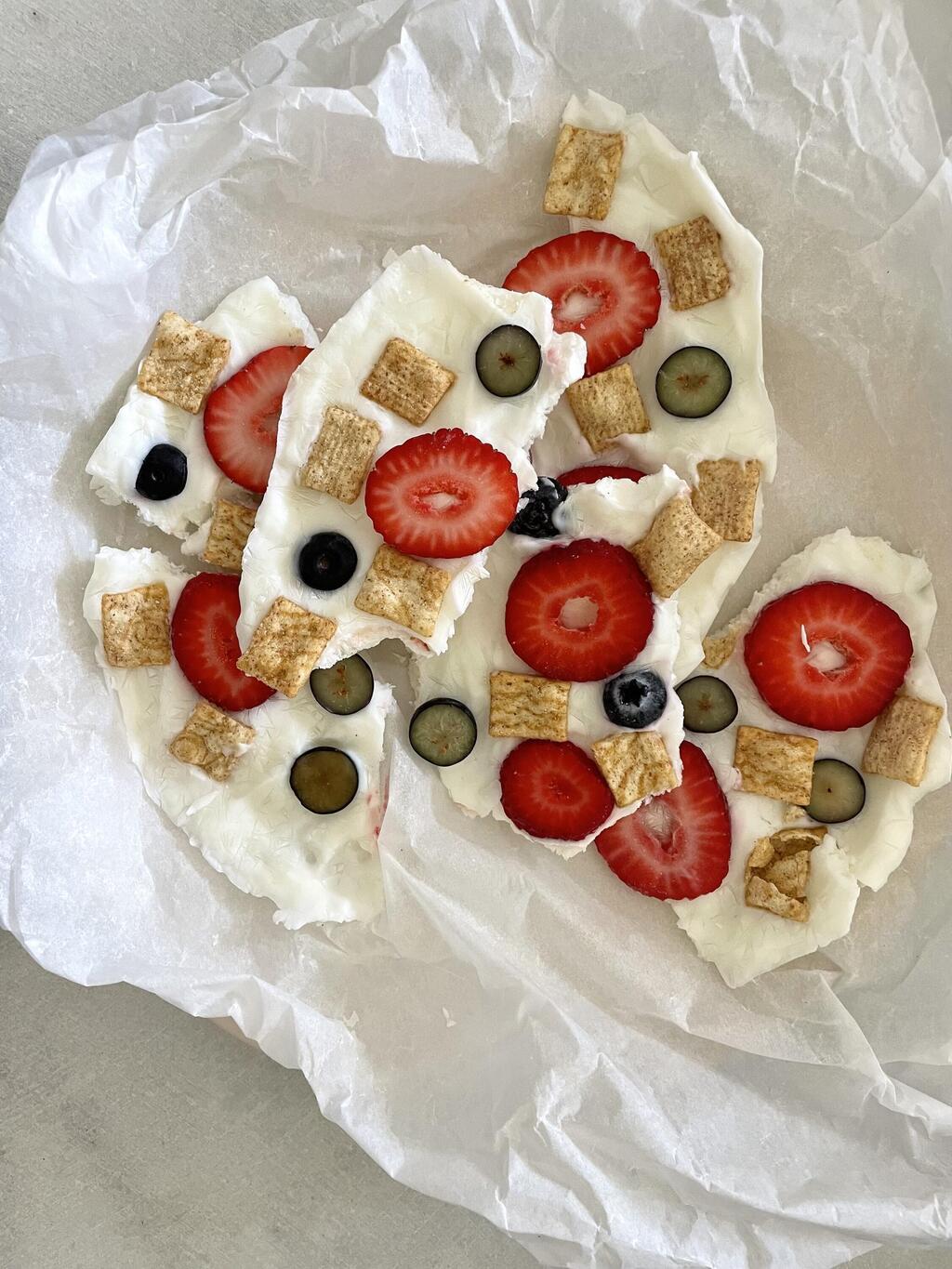 יוגורט קפוא עם תוספות (צילום: דניאל טיאנו בודין) יוגורט קפוא עם תוספות