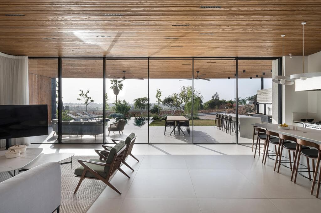 מהכניסה נפתחת ויטרינה ענקית לחצר (צילום: עמית גושר) בית לשף במושב, תכנון: רון שינקין