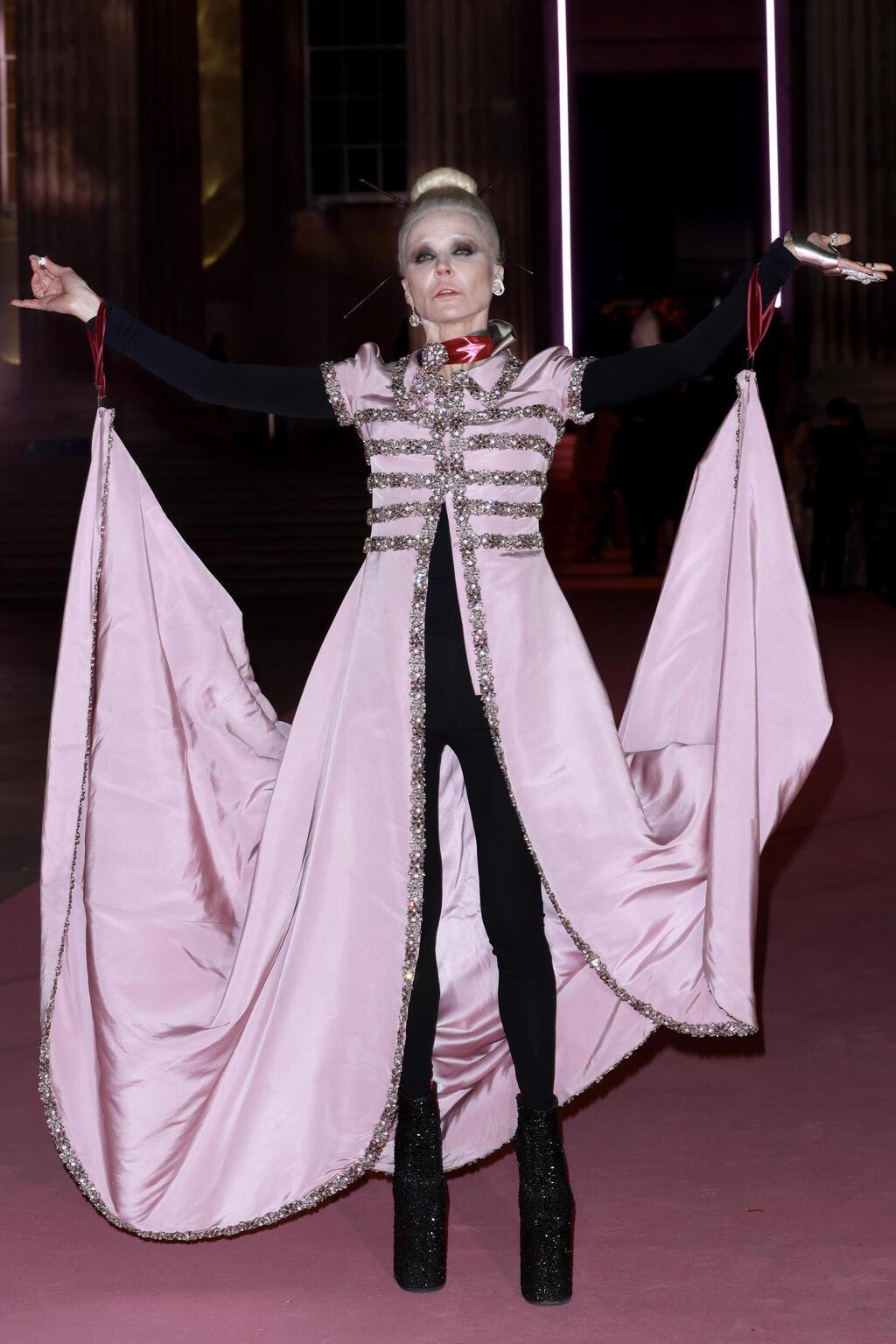 דפני גינס בנשף הוורוד של המוזיאון הבריטי בלונדון, 2025