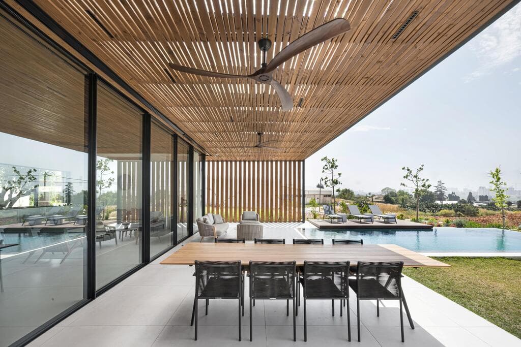 הפרגולה שבחוץ ממשיכה גם פנימה כדי ליצור המשכיות (צילום: עמית גושר) בית לשף במושב, תכנון: רון שינקין