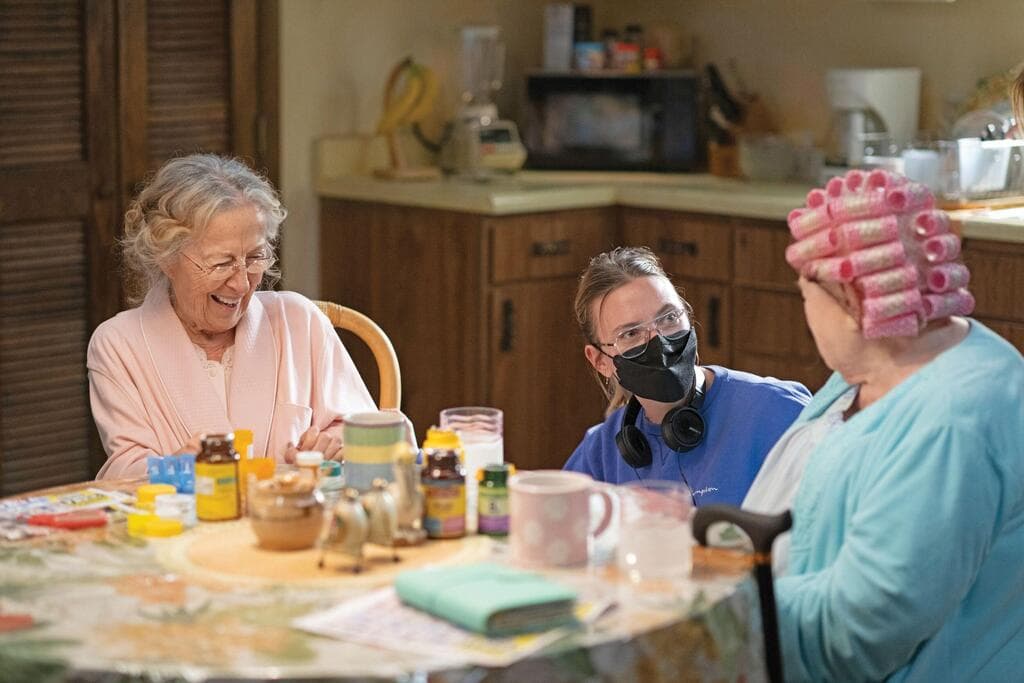 ריטה זוהר, בתצלומי הסרט "אלינור הגדולה", עם השחקנית ג'ון סקוויב והבמאית סקרלט ג'והנסון (צילום: Anne Joyce. Courtesy of Sony Pictures Classics) ריטה זוהר, בתצלומי הסרט "אלינור הגדולה", עם השחקנית ג'ון סקוויב והבמאית סקרלט ג'והנסון