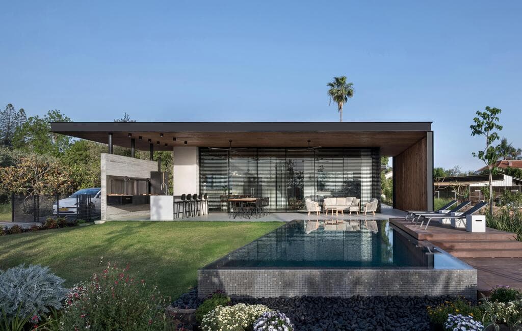 כך זה נראה מהבריכה לכיוון הבית (צילום: עמית גושר) בית לשף במושב, תכנון: רון שינקין