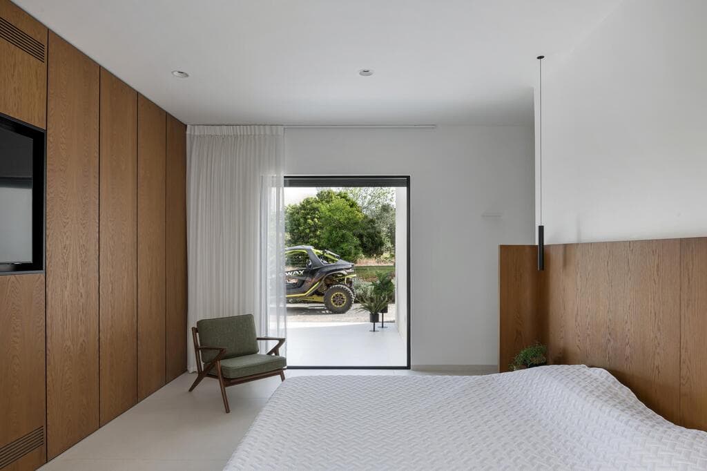 חדר השינה הזוגי, מופרד מאגף הילדים (צילום: עמית גושר) בית לשף במושב, תכנון: רון שינקין