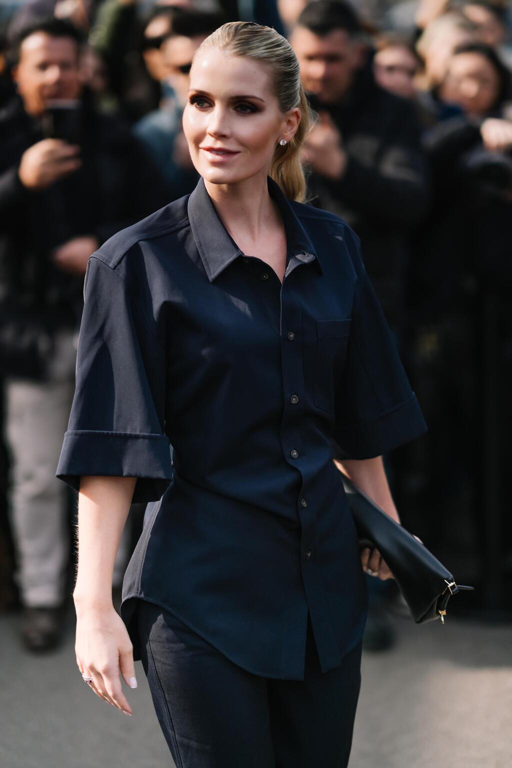 מראה אלגנטי בשחור בתצוגת סתיו-חורף 2025-26 של טוד'ס (צילום: Alena Zakirova/Getty Images) ליידי קיטי ספנסר בתצוגת סתיו-חורף 2025-26 של טוד'ס