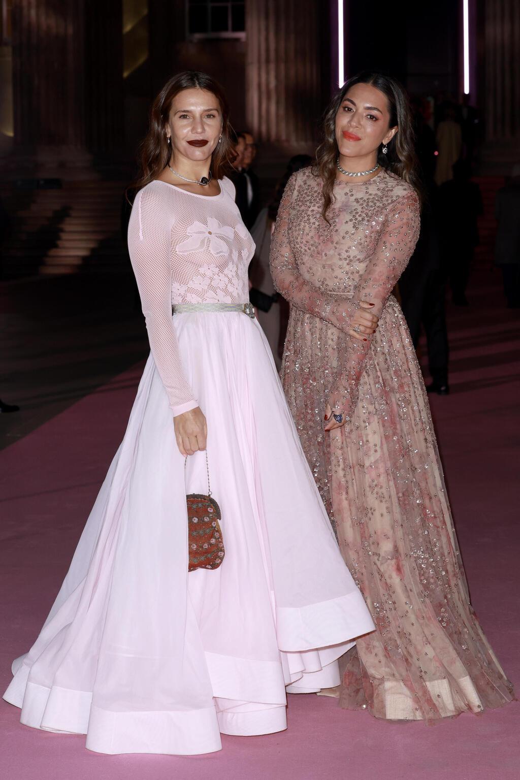 מרגריטה מקפני מיסוני ואורחת בנשף הוורוד של המוזיאון הבריטי בלונדון, 2025