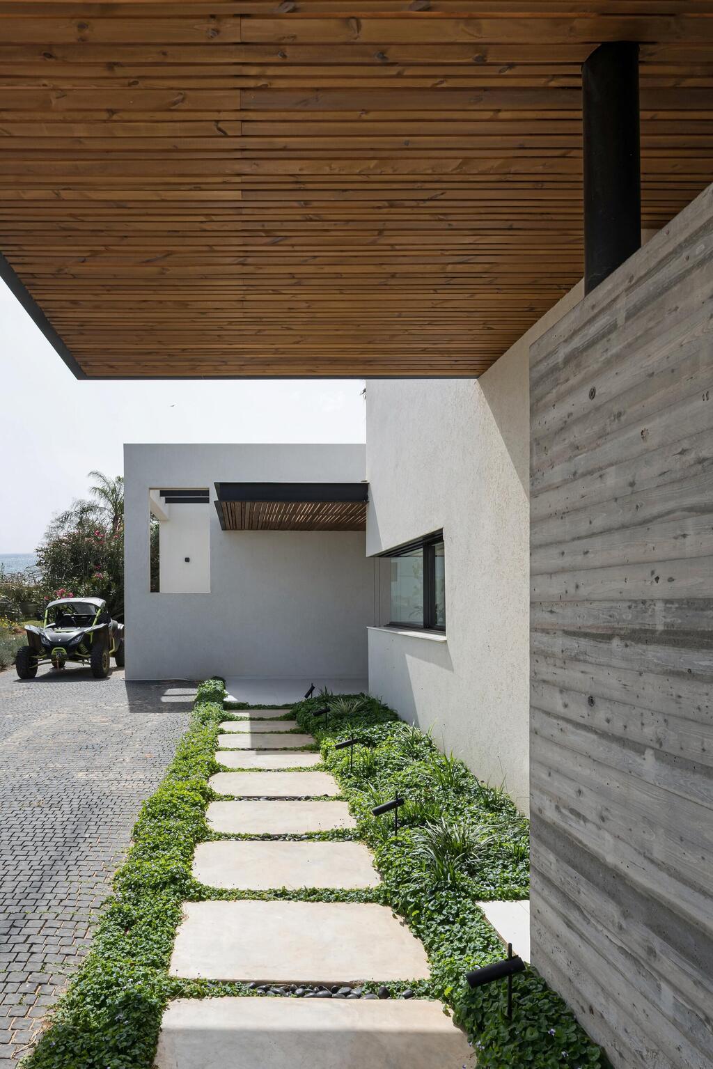 שביל הגישה לבית (צילום: עמית גושר) בית לשף במושב, תכנון: רון שינקין