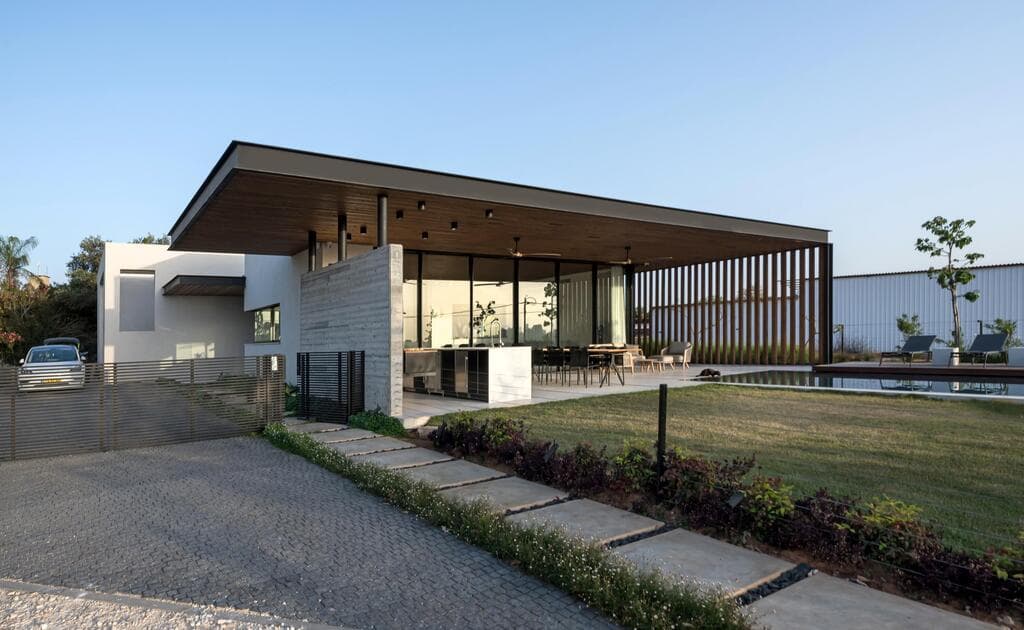 פרגולת סרגלי עץ מחפה את הבית (צילום: עמית גושר) בית לשף במושב, תכנון: רון שינקין