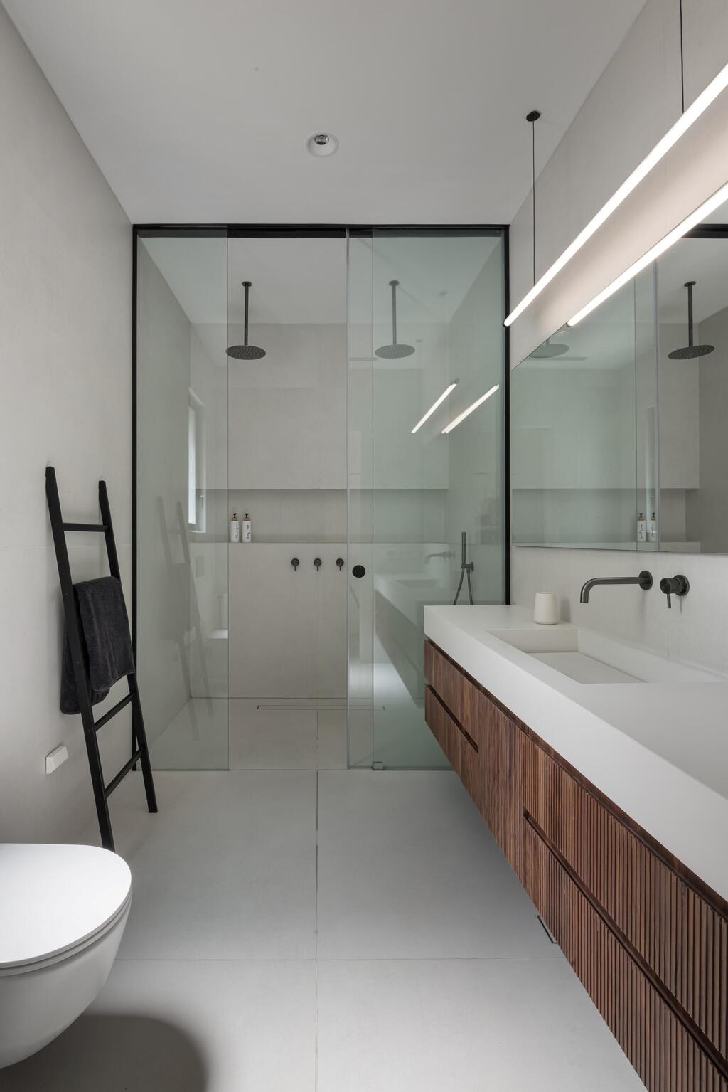 חדר הרחצה. בהיר עם נגיעות עץ כהה (צילום: עמית גושר) בית לשף במושב, תכנון: רון שינקין