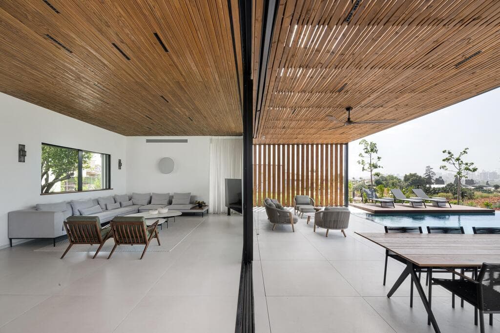 הסלון הבהיר והמינימליסטי נושק לחצר (צילום: עמית גושר) בית לשף במושב, תכנון: רון שינקין