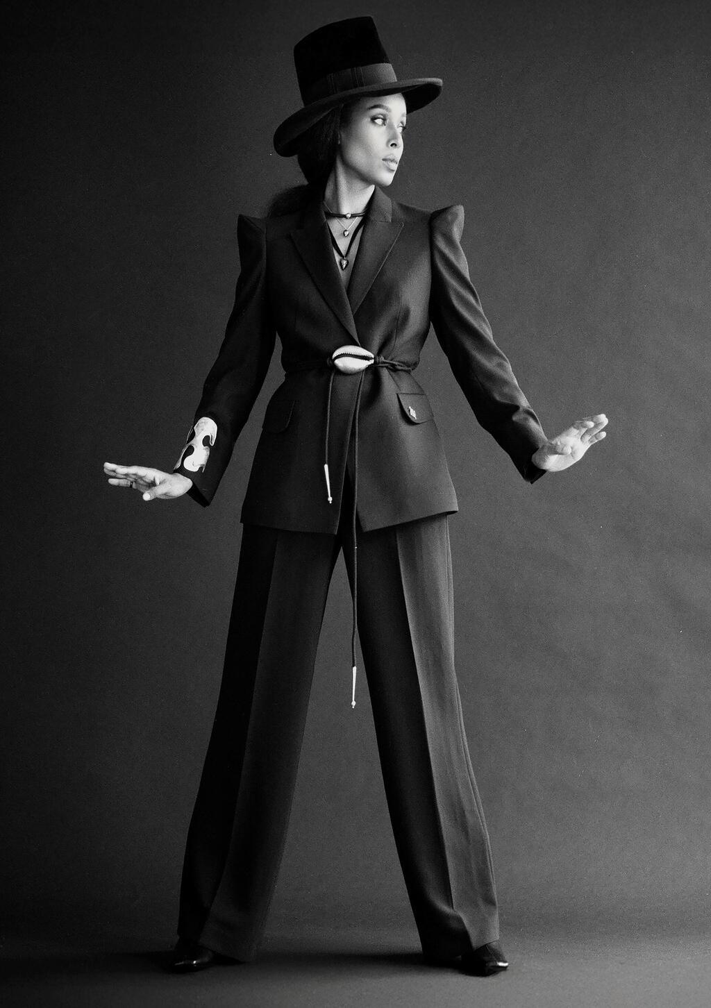 חליפה וכובע: ליאורה טרגן, חגורה ותכשיטים: Bazz and Lutra נעליים: VAS & CRAFTS (צילום: דין אבישר) אסתר רדא