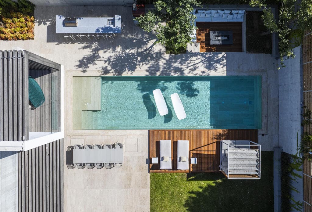 החצר במבט על (צילום: נמרוד לוי) בית פרטי בהרצליה פיתוח, תכנון: עמיר צורף