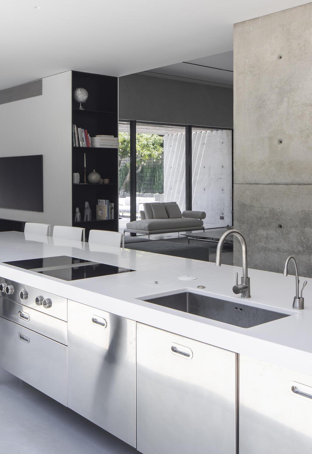 תעשייתי ועמיד אך גם יוקרתי. מטבח: ניגא שף FOR HOME (צילום: נמרוד לוי) בית פרטי בהרצליה פיתוח, תכנון: עמיר צורף