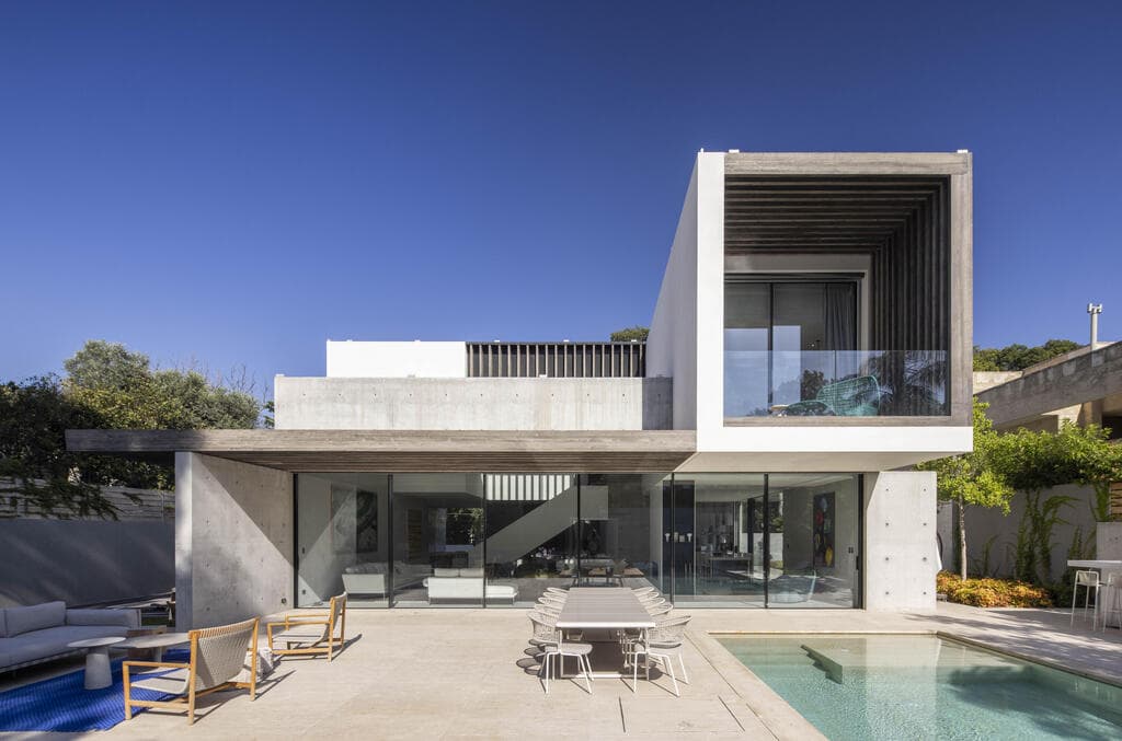 מההיתר עד הכיסא: המבנה תוכנן בקו נקי ומאופק (צילום: נמרוד לוי) בית פרטי בהרצליה פיתוח, תכנון: עמיר צורף