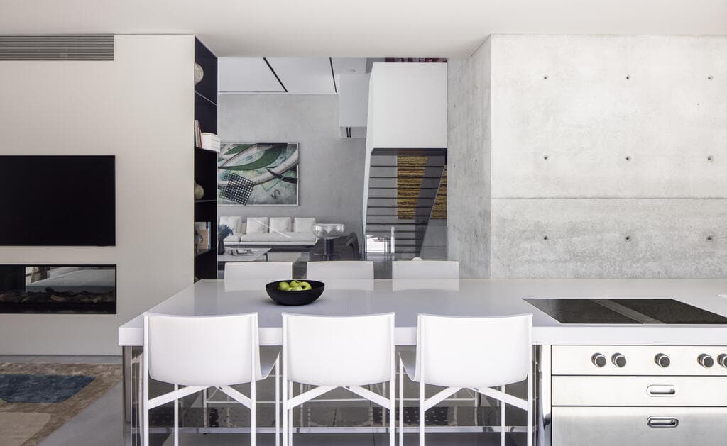 אי ארוך מנירוסטה ומשטח קוריאן לבן (צילום: נמרוד לוי) בית פרטי בהרצליה פיתוח, תכנון: עמיר צורף