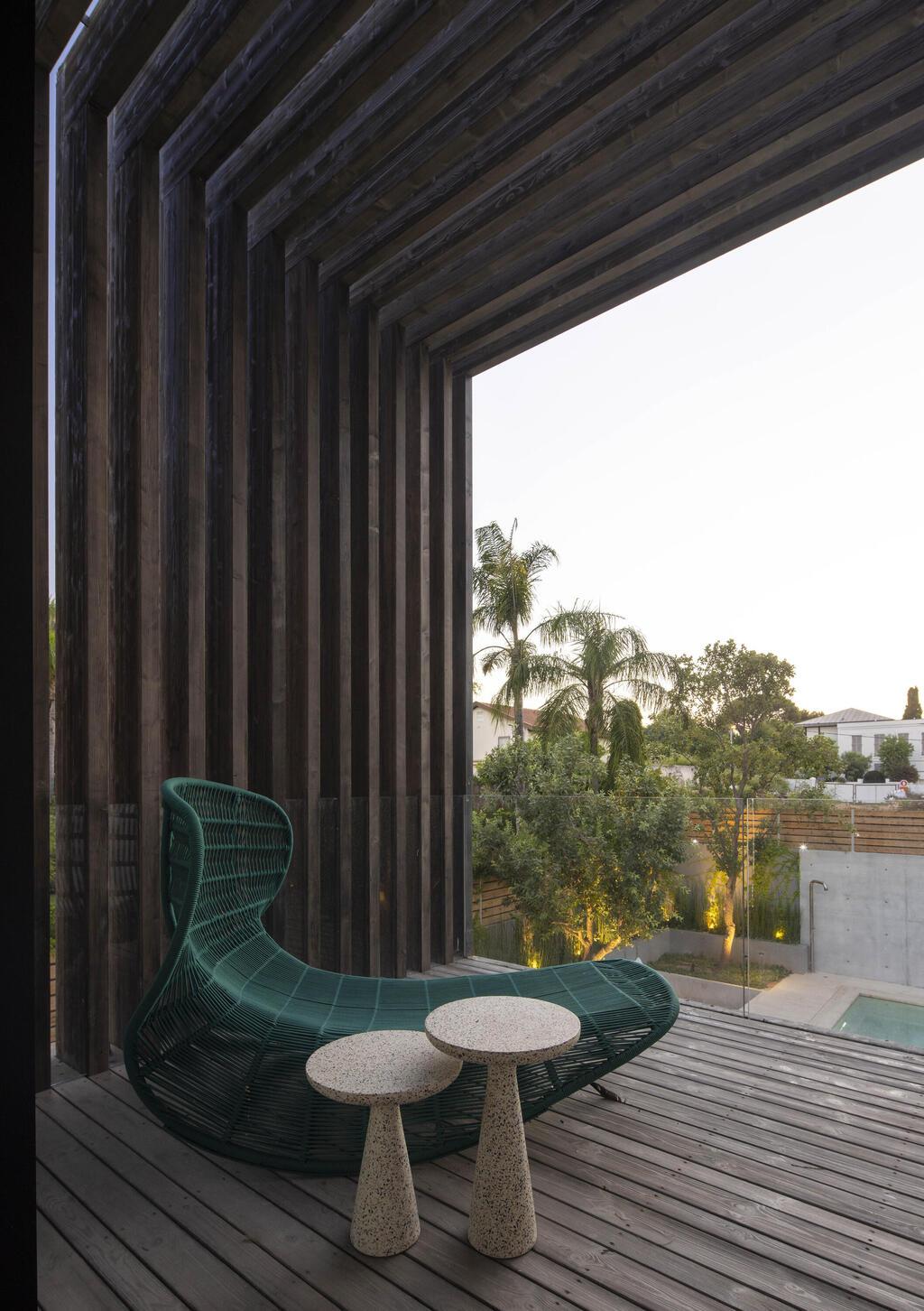 אזור ישיבה פרטי לבני הזוג, משקיף על הבריכה (צילום: נמרוד לוי) בית פרטי בהרצליה פיתוח, תכנון: עמיר צורף