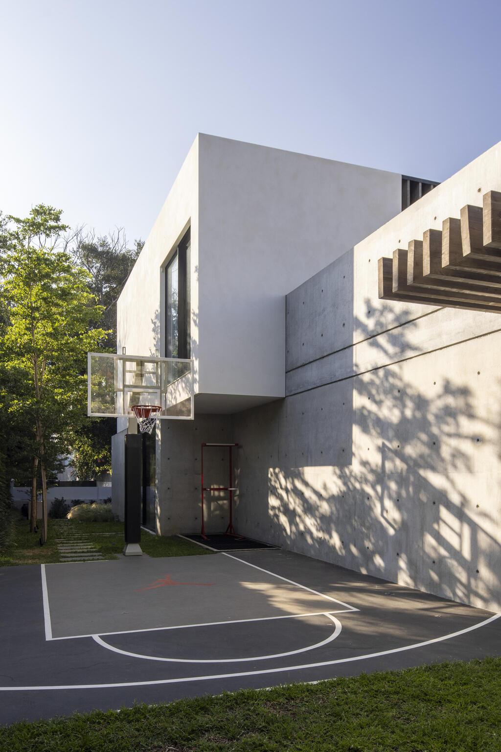 מגרש הכדורסל שבחצר (צילום: נמרוד לוי) בית פרטי בהרצליה פיתוח, תכנון: עמיר צורף