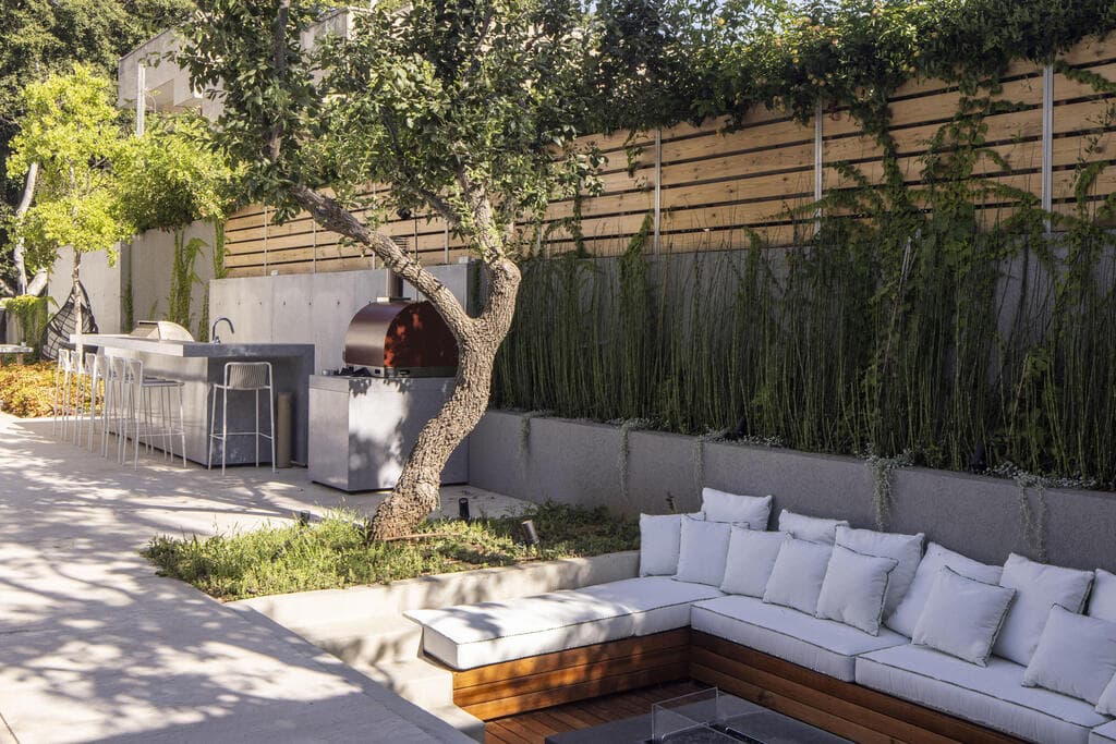 פינת הישיבה החיצונית לצד מטבח חוץ, מנירוסטה אף הוא (צילום: נמרוד לוי) בית פרטי בהרצליה פיתוח, תכנון: עמיר צורף