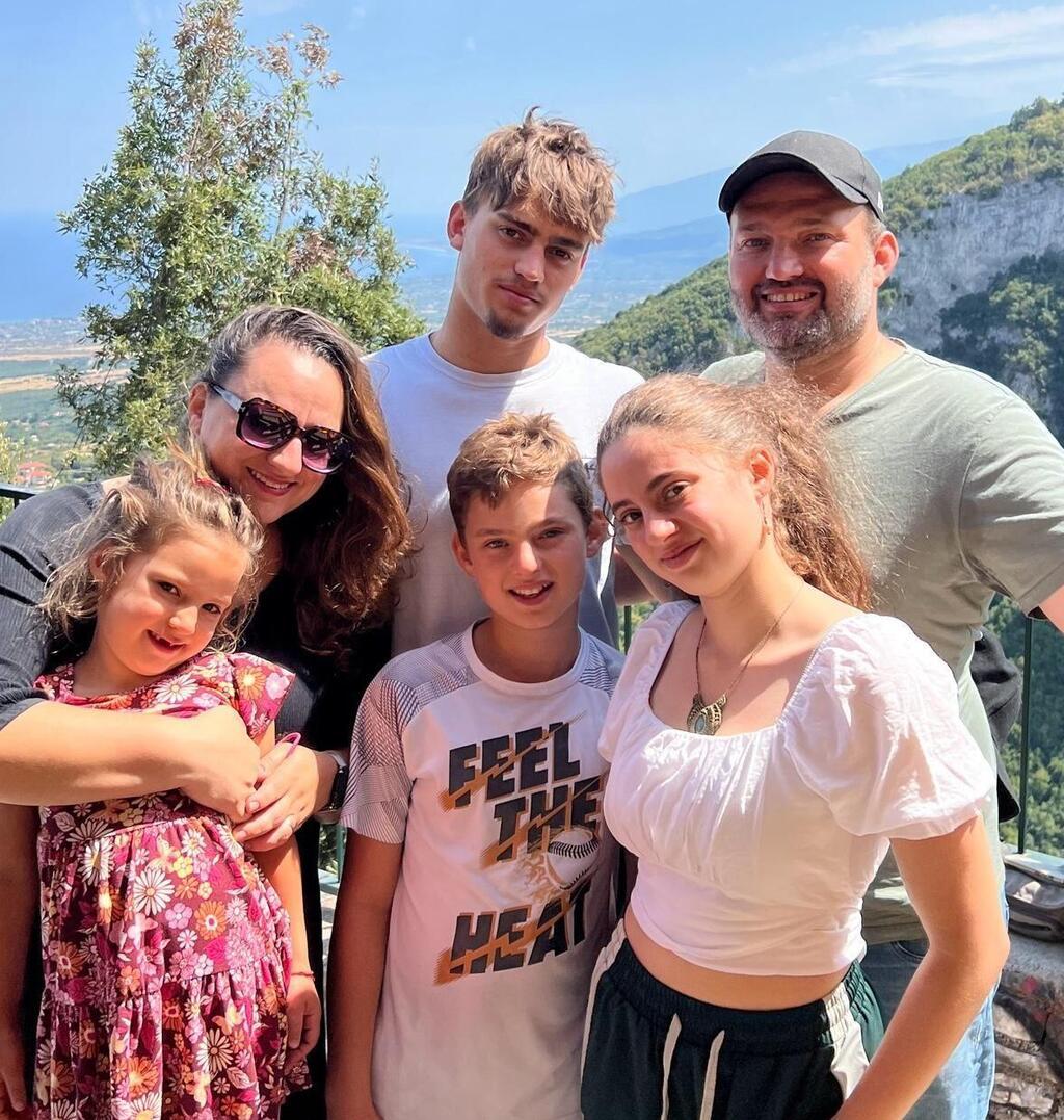 גילה טולוב. עם בעלה וארבעת הילדים שנולדו בשלוש מדינות שונות