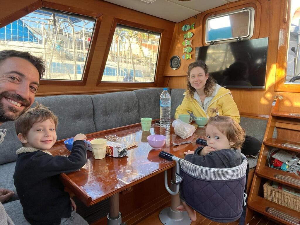 "ידענו לתת ספייס אחד לשנייה". בסירה עם בעלה גדי והילדים יואב וינאי (צילום: אלבום פרטי) זוהר לייטנר ומשפחתה