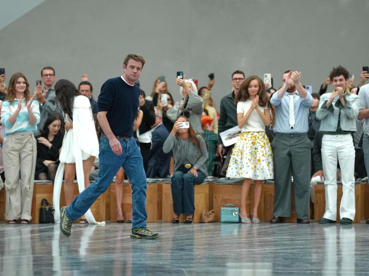 ג'ונתן אנדרסון בסיום תצוגת אביב-קיץ 2026 של דיור בעיצובו (צילום: AP Photo/Aurelien Morissard) ג'ונתן אנדרסון בתצוגת אביב-קיץ 2026 של דיור בעיצובו