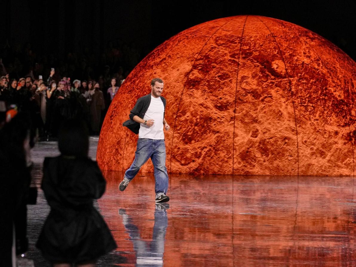 מתיו בלייזי בסיום תצוגת אביב-קיץ 2026 של שאנל בעיצובו (צילום: AP Photo/Aurelien Morissard) מתיו בלייזי בתצוגת אביב-קיץ 2026 של שאנל בעיצובו