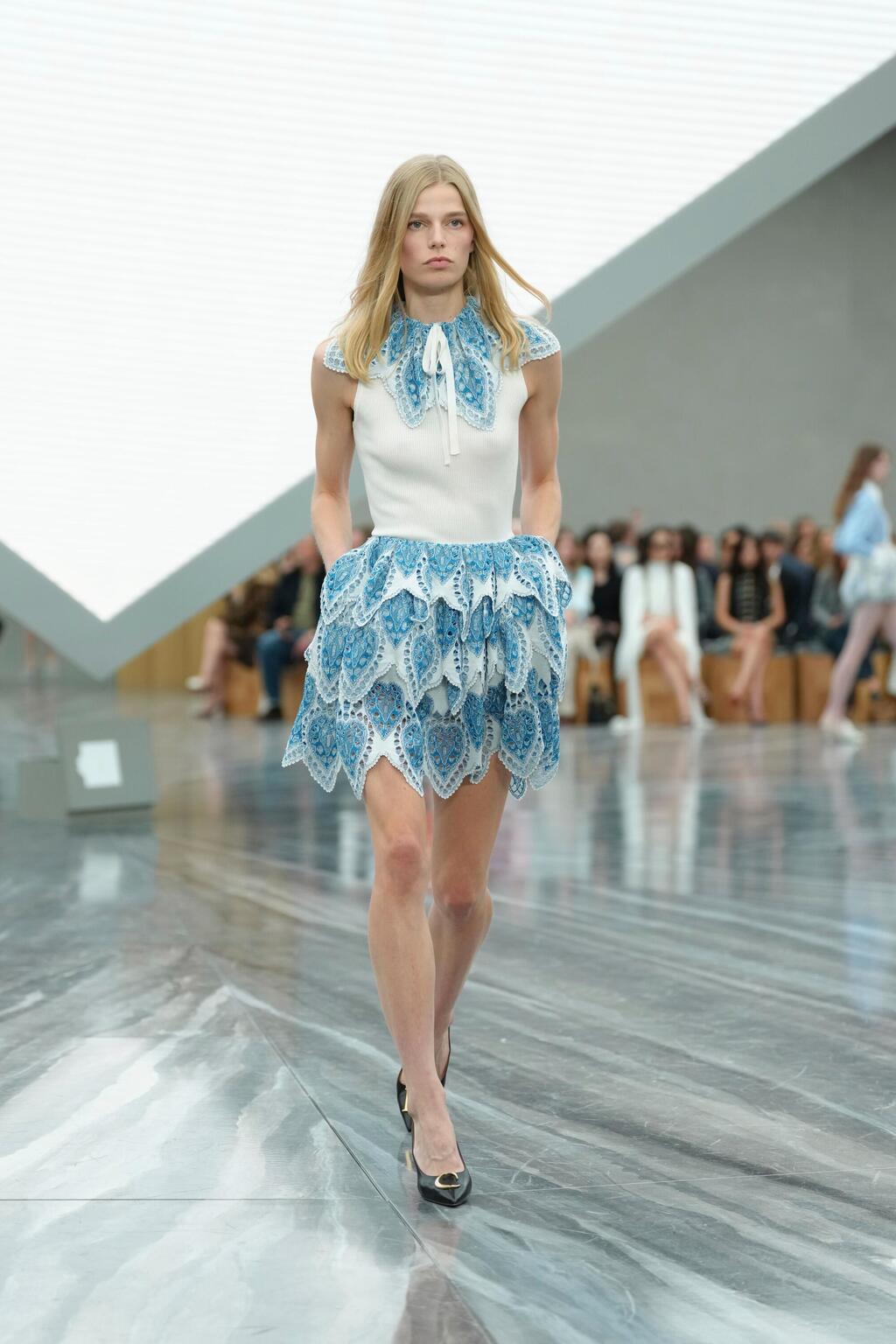 דיור, תצוגת אביב-קיץ 2026 בעיצוב ג'ונתן אנדרסון (צילום: AP Photo/Aurelien Morissard) דיור, תצוגת אביב-קיץ 2026 בעיצוב ג'ונתן אנדרסון