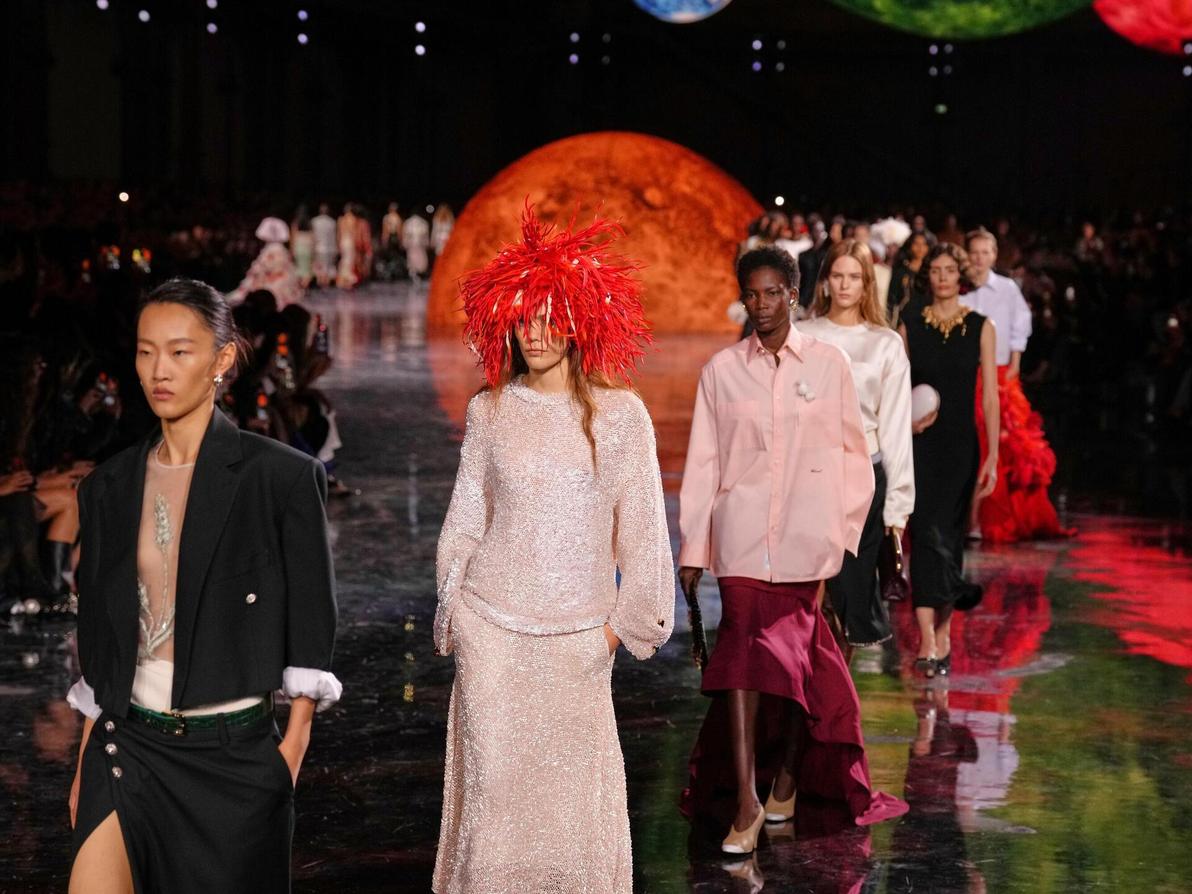 שאנל, תצוגת אביב-קיץ 2026 בעיצוב מתיו בלייזי (צילום: AP Photo/Aurelien Morissard) שאנל, תצוגת אביב-קיץ 2026 בעיצוב מתיו בלייזי