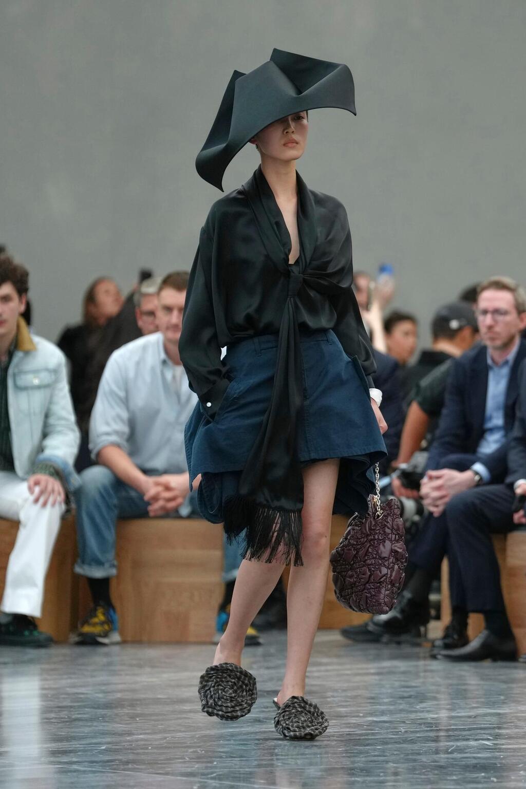 נעליים בדוגמת פרחים. דיור, תצוגת אביב-קיץ 2026 בעיצוב ג'ונתן אנדרסון (צילום: AP Photo/Aurelien Morissard) דיור, תצוגת אביב-קיץ 2026 בעיצוב ג'ונתן אנדרסון