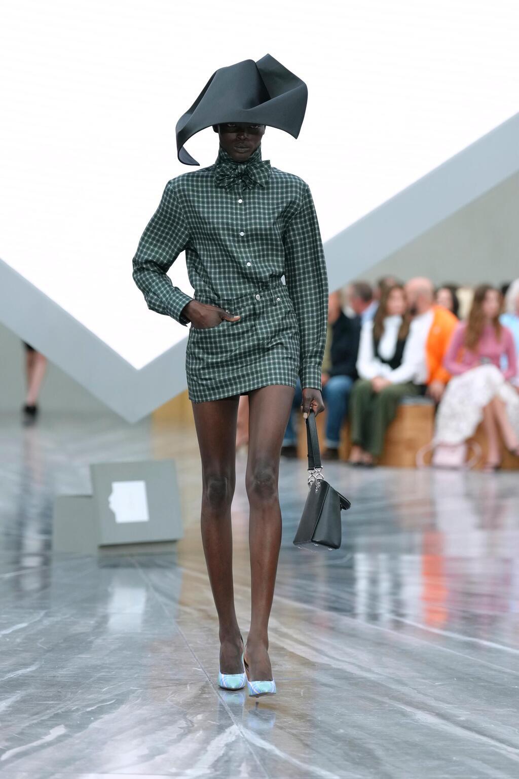 חצאיות מיני חושפות רגליים. דיור, תצוגת אביב-קיץ 2026 בעיצוב ג'ונתן אנדרסון (צילום: AP Photo/Aurelien Morissard) דיור, תצוגת אביב-קיץ 2026 בעיצוב ג'ונתן אנדרסון