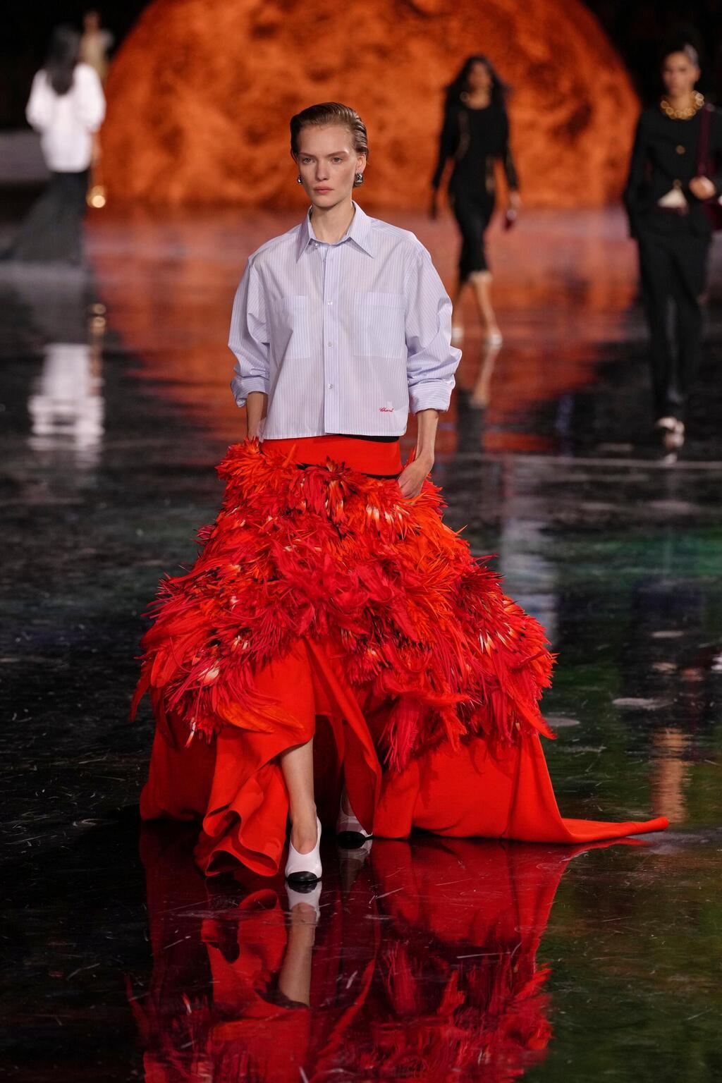 תחושת קלילות ועכשוויות, בלי לוותר על האלגנטיות. שאנל בעיצוב מתיו בלייזי (צילום: AP Photo/Aurelien Morissard) שאנל, תצוגת אביב-קיץ 2026 בעיצוב מתיו בלייזי