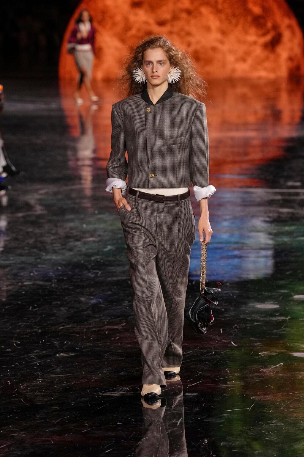 שרוולים מקופלים ועגילי נוצה. שאנל, תצוגת אביב-קיץ 2026 בעיצוב מתיו בלייזי (צילום: AP Photo/Aurelien Morissard) שאנל, תצוגת אביב-קיץ 2026 בעיצוב מתיו בלייזי