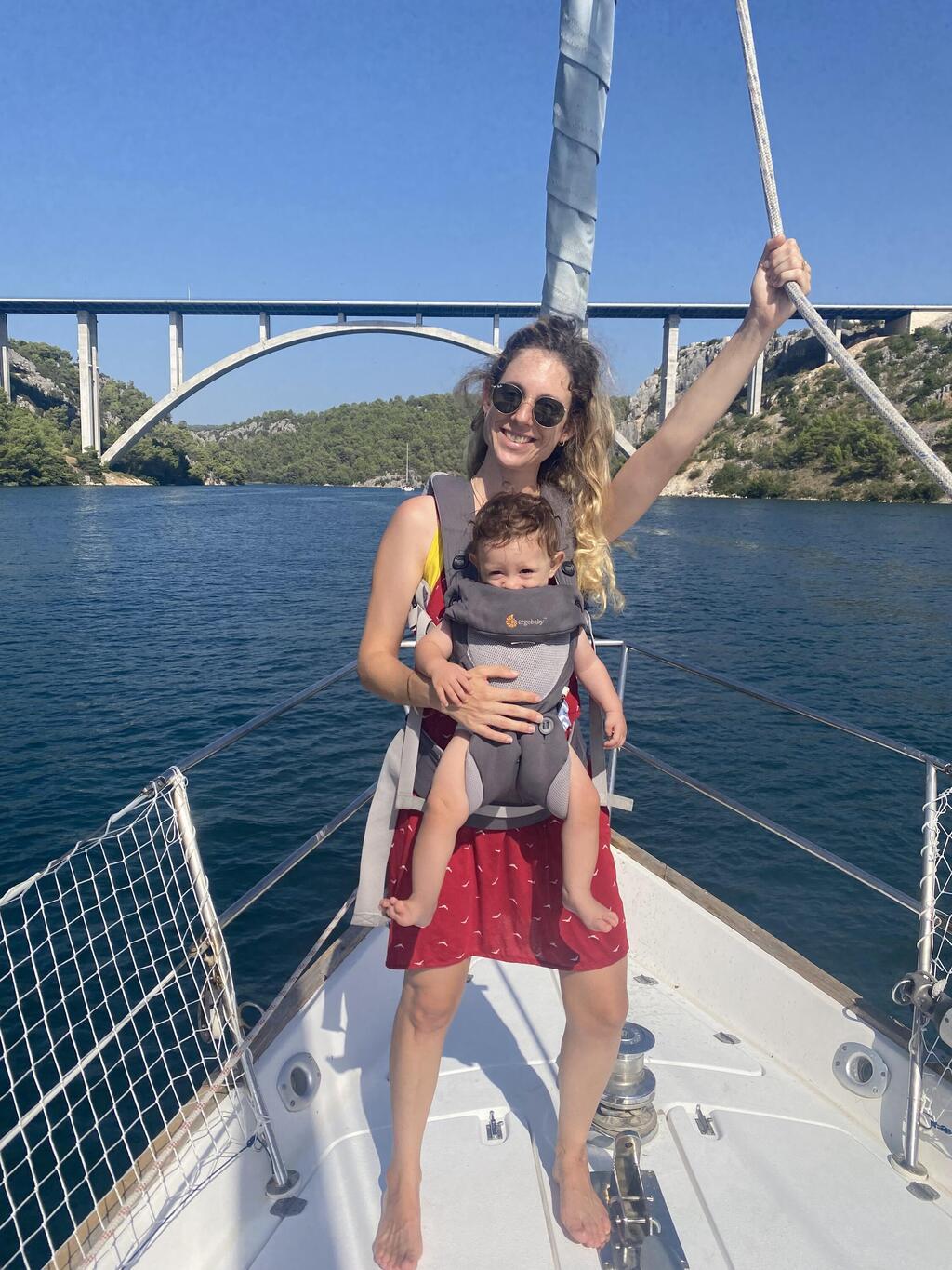 לייטנר ובנה ינאי. "החשש העיקרי שלי היה שהילדים ייפלו למים" (צילום: אלבום פרטי) זוהר לייטנר