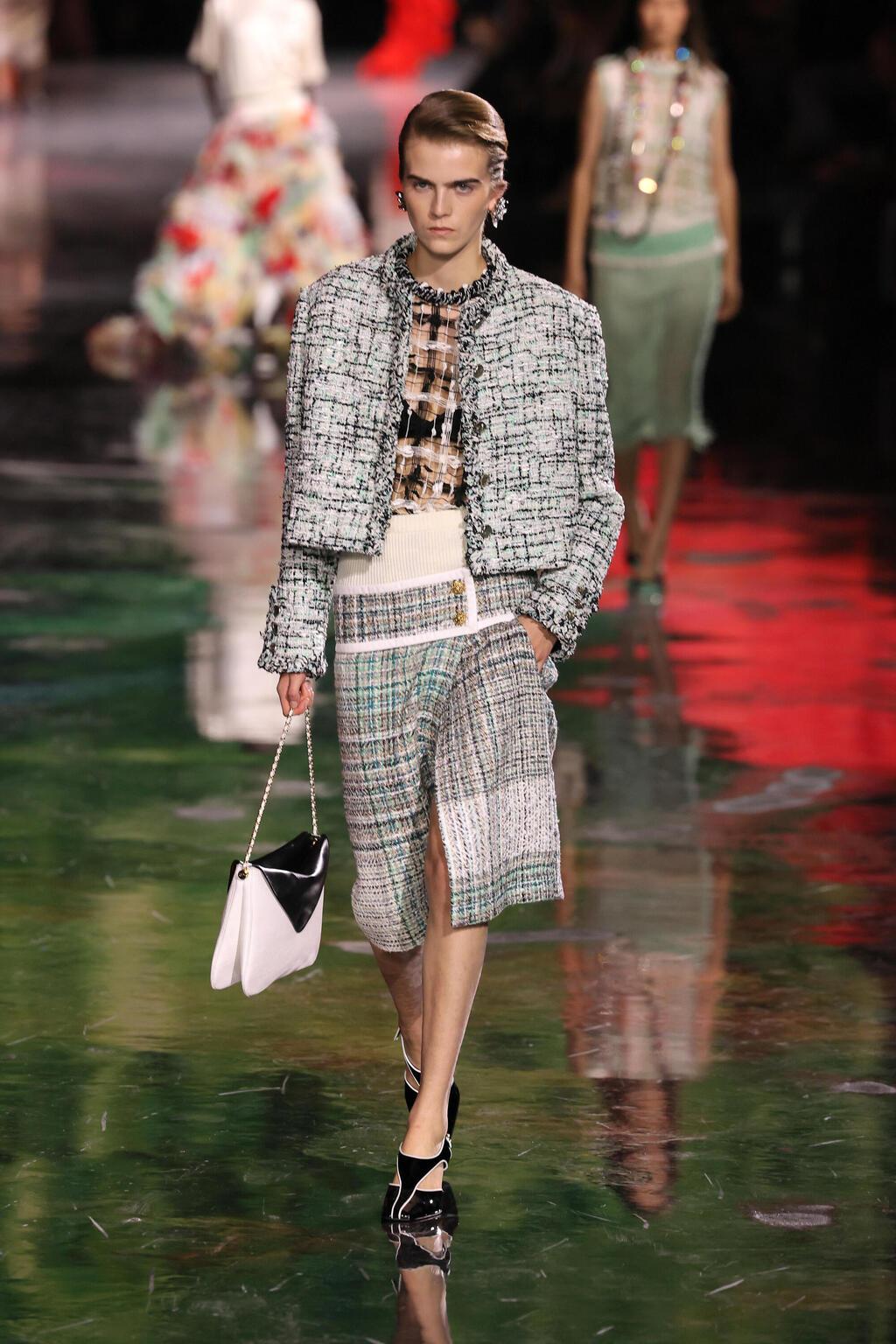 שאנל, תצוגת אביב-קיץ 2026 בעיצוב מתיו בלייזי (צילום: Vittorio Zunino Celotto/Getty Images) שאנל, תצוגת אביב-קיץ 2026 בעיצוב מתיו בלייזי