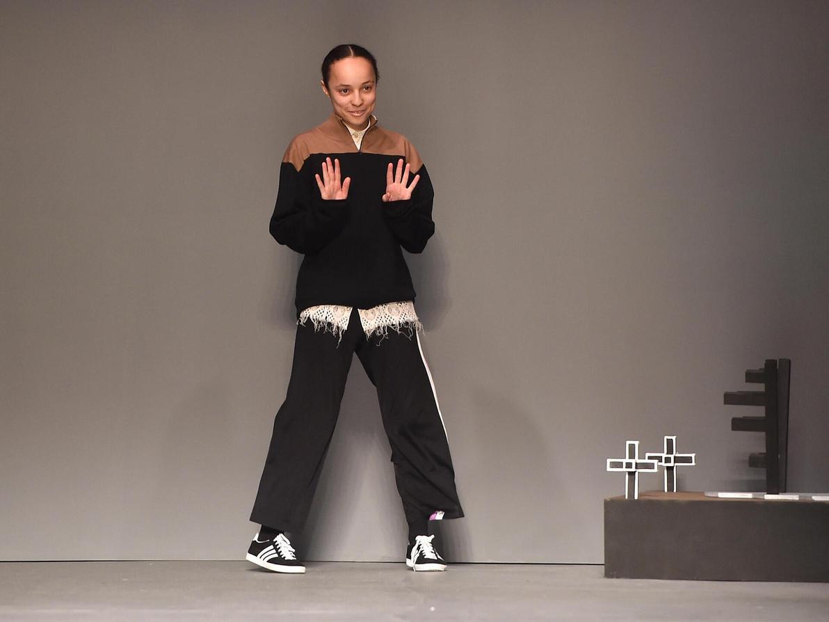 גרייס ויילס בונר בתצוגת אופנה בעיצובה בלונדון, 2016