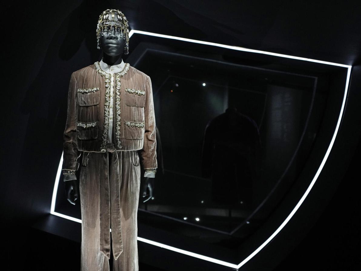 עיצוב של גרייס ויילס בונר בתערוכה "סופר-מעודן: חייטות הסגנון השחור" במוזיאון המטרופוליטן, 2025