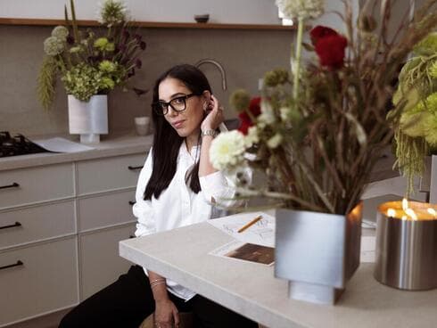 אגרטלים, פמוטים, רהיטים ואביזרים לבית בעיצוב קורל חן חיימוביץ'