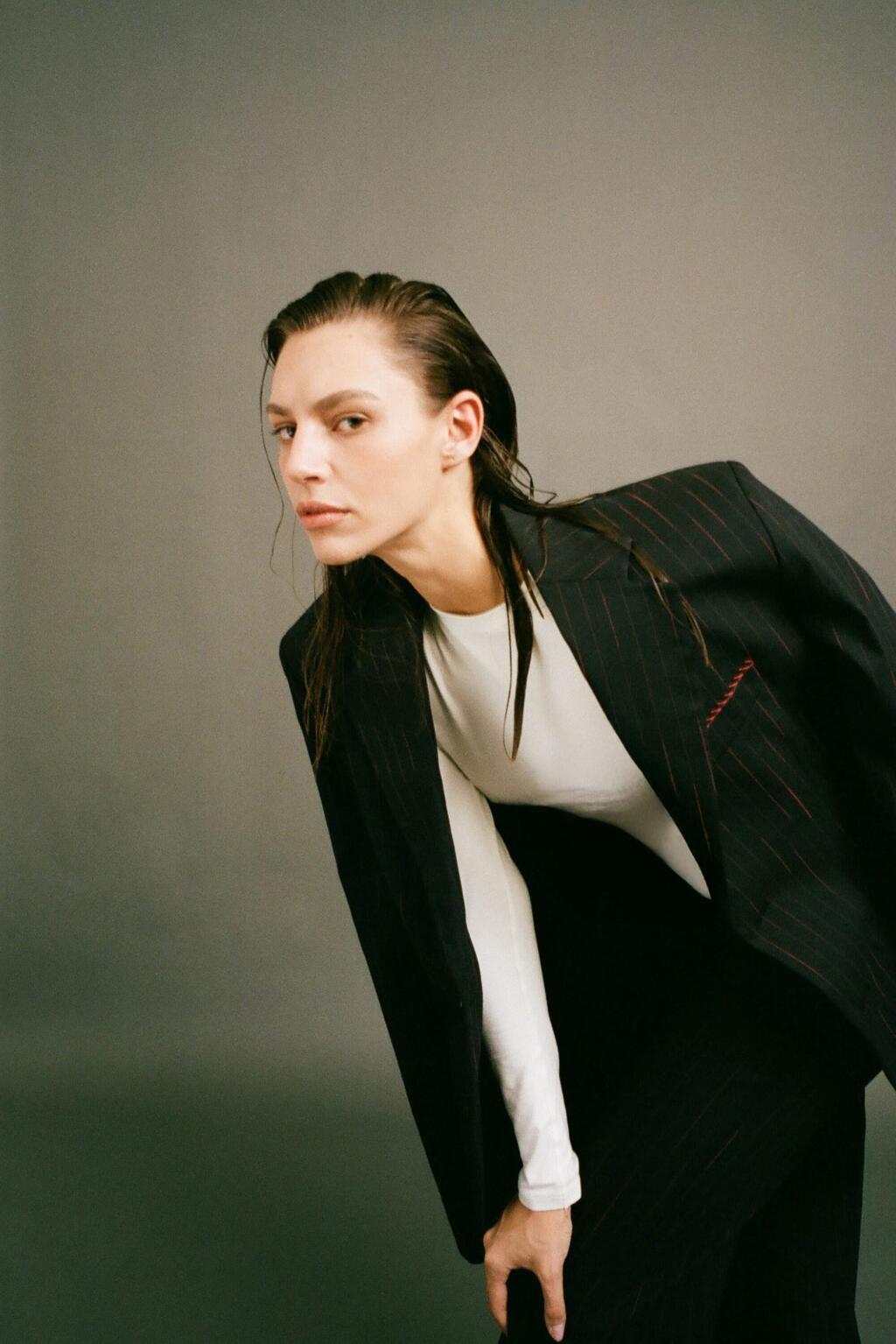 "הייתי רוצה שחבר'ה בגילו של אחי ילמדו ממנו אהבת הארץ. למרות הכול". אליענה זקס לפקטורי 54 (צילום: דודי דיין) אליענה זקס בהפקת אופנה לפקטורי 54