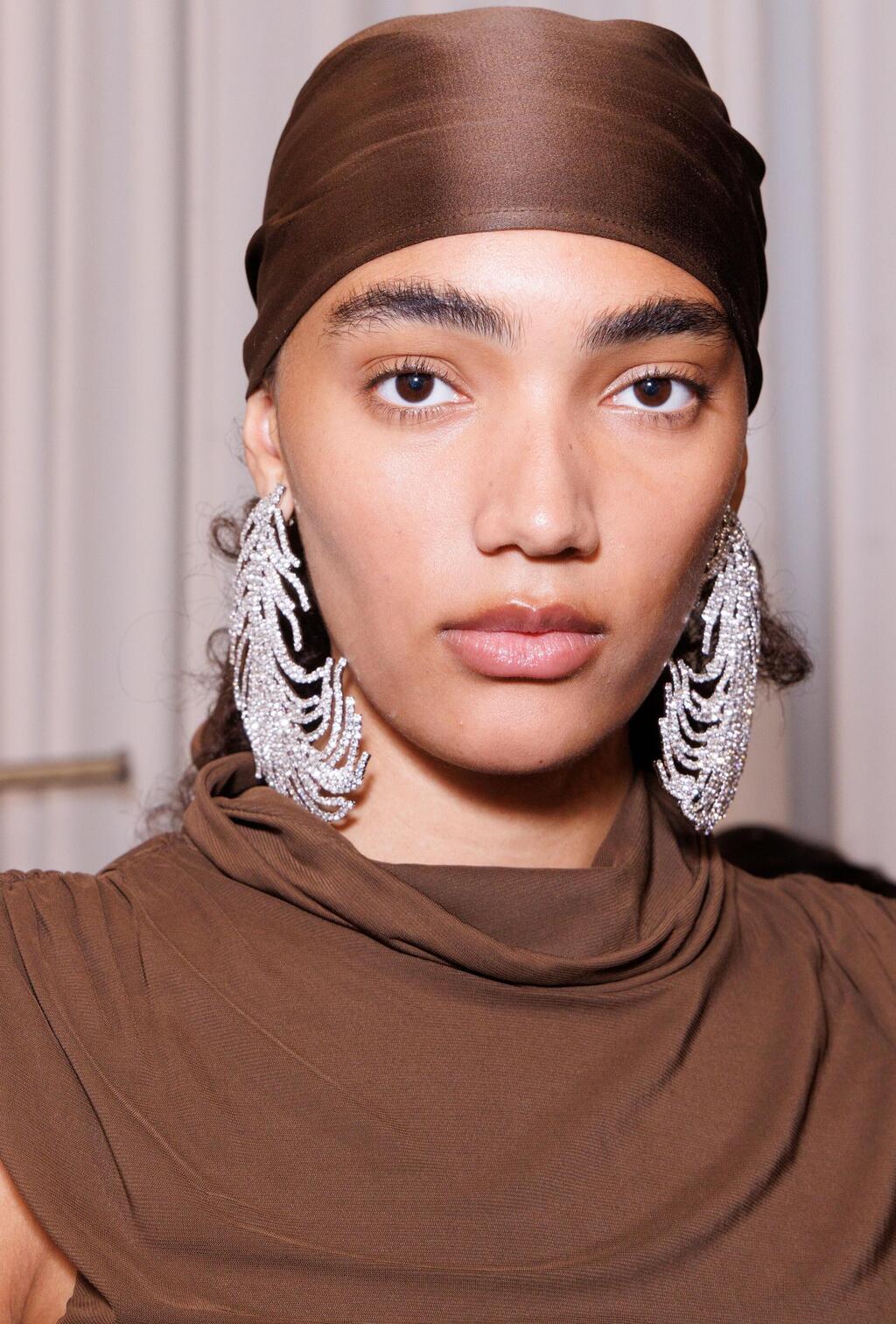 די להתעללות בגבות! דוגמנית בתצוגה של Giuseppe Di Morabito (צילום: Gettyimages IL/Rosdiana Ciaravolo) דוגמנית בתצוגה של Giuseppe Di Morabito