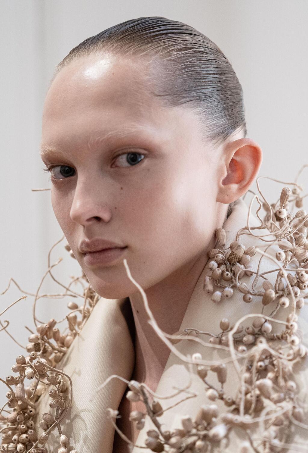 בהצלחה עם הנשירה. דוגמנית בתצוגה של Ashi Studio (צילום: Gettyimages IL/Vittorio Zunino Celotto) דוגמנית בתצוגה של Ashi Studio