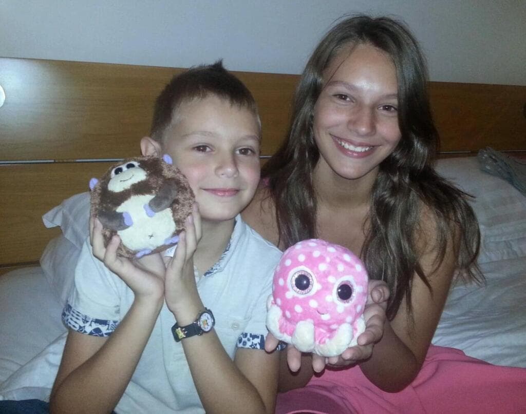 "הוא היה אוזן קשבת לכל אדם שהוא פגש". אליענה בילדותה עם אחיה איתן זקס ז"ל (צילום: אלבום פרטי) אליענה זקס בילדותה עם אחיה איתן זקס ז"ל